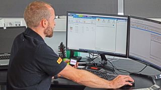 Per Vjumi bekommt der Kfz-Unternehmer Benachrichtigungen über Fehlermeldungen aus den Kundenautos direkt auf den Rechner und kann von dort aus eine erste Diagnose stellen. (Bild: Schreiner/»kfz-betrieb«)