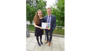 Die erste Med-El-Stipendiatin Pauline Burkhardt mit Gregor Dittrich, Geschäftsführer Med-El Deutschland. (Med-El)