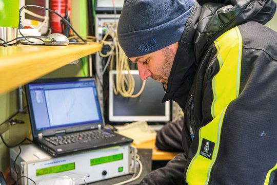 Für seine Untersuchung der chemischen Belastung mit sprengstofftypischen Verbindungen hat der Geochemiker Dr. Aaron Beck tausende Wasserproben in der südwestlichen Ostsee genommen. Foto: (Bild:  Sarah Kaehlert, GEOMAR)