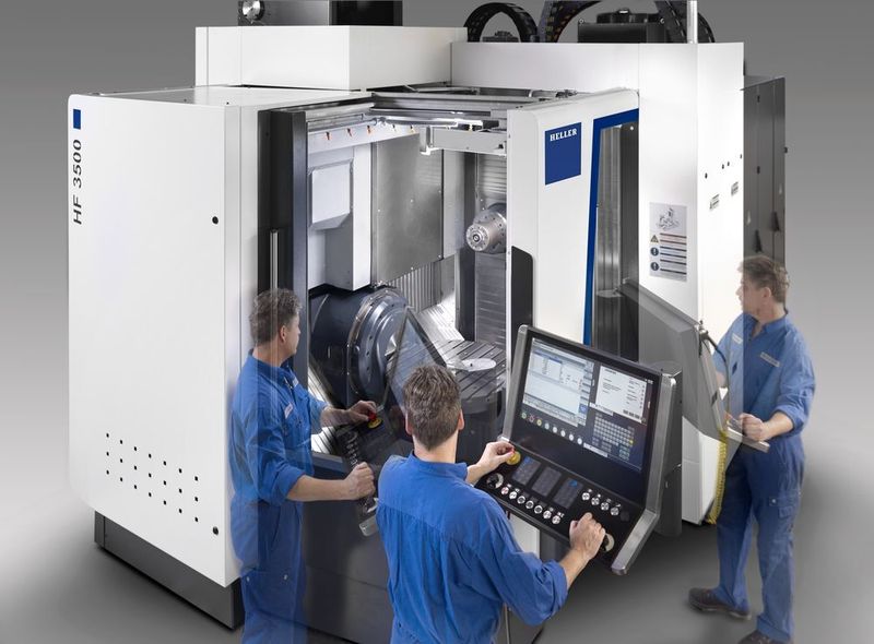 Um die Bedien-Ergonomie zu erhöhen, hat Heller das Bedienpult einer neuen Maschinenbaureihe mit einem Doppelgelenkarm ausgestattet.  (Heller)