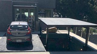 Die Schubkettentechnik wurde für diese zwei Autoaufzüge umgesetzt, die jeweils über 2 Ebenen und eine eigene Tiefgarage verfügen. (Serapid)