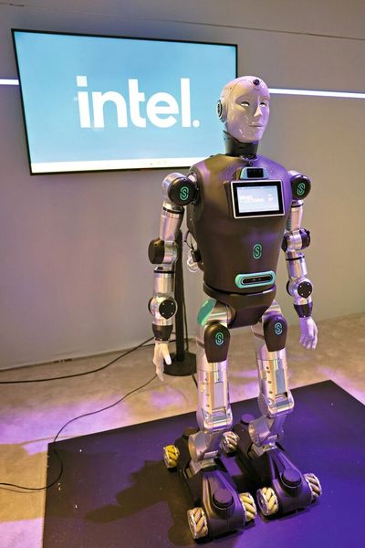 RoBee: Oversonics humanoider Assistenzroboter nutzt Intels Core-Ultra-300-SoC („Panther Lake“) für KI-Inferenz direkt im Gerät, etwa für Sprache, Wahrnehmung und einfache Entscheidungslogik. (Bild: Intel)