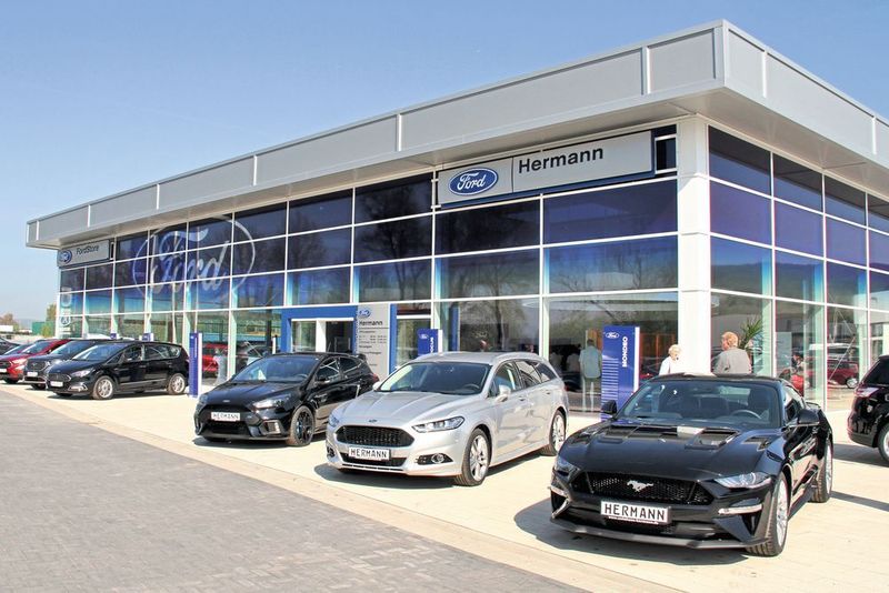 Der Automobilvertrieb der Hermann-Gruppe ruht traditionell auf Renault und Dacia. In den letzten Jahren investierte der Händler an seinen Standorten aber auch in die Marken Seat und Ford. Im Bild zu sehen ist der im April 2018 eröffnete Ford-Store in Einbeck, der als ein zentrales Element der von Hermann entwickelten „Straße der Mobilität“ regional die Kaufinteressenten anziehen soll. (Hermann-Gruppe)