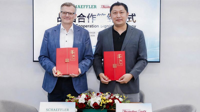 Gerd Winkler, Leiter Strategie softwaredefinierte Fahrzeuge, Business Unit Vehicle & Battery Controls von Schaeffler und Xu Dongchao, Vizepräsident von ThunderSoft Intelligent Automotive, besiegelten ihre strategische Partnerschaft per Handschlag.(Bild:  Schaeffler)
