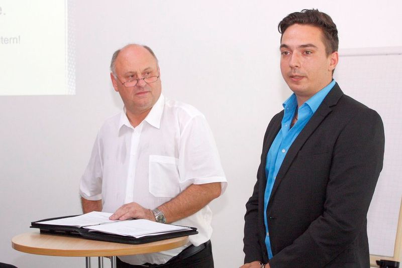 Firmenchef Helmut Peter persönlich hieß sie willkommen, Azubi Stephan Edelbrock stellte den künftigen Arbeitsalltag vor. (Peter-Gruppe)