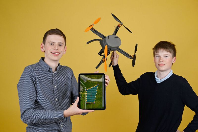 Tim Arnold (16, links) und Felix von Ludowig (17) aus Bayern siegten im Fachgebiet Technik. Die Jungforscher programmierten eine Smartphone-App, mit der sich der Einsatz von Drohnen auf unkomplizierte Weise planen und durchführen lässt. Ihre Software ermöglicht dabei sogar eine Zusammenarbeit im Team. (Bild: Stiftung Jugend forscht e V. / Max Lautenschläger)