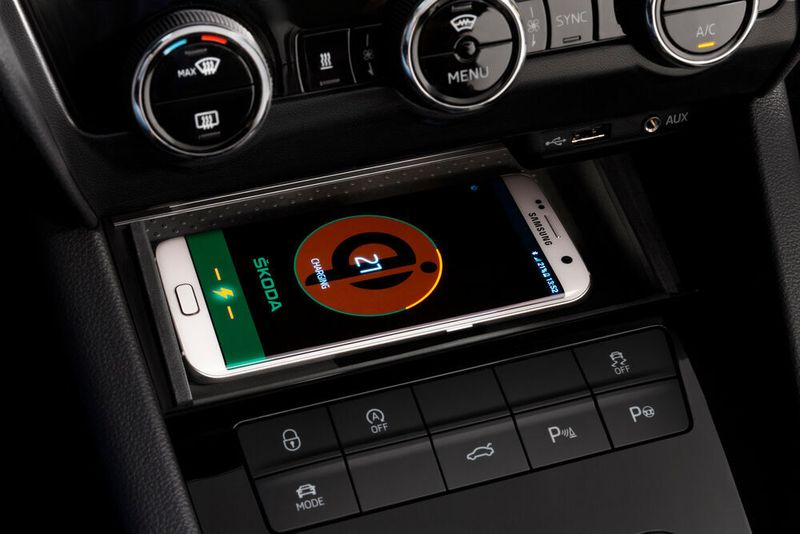 Im Innenraum ist der Octavia deutlich moderner geworden. Beispielsweise ist nun induktives Laden von Smartphones möglich.  (Skoda)
