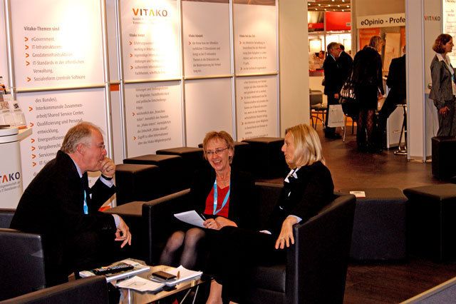 Thomas Langkabel, Chief Technology Officer bei Microsoft, Vitako-Geschäftsführerin Dr. Marianne Wulff und Marianne Janik, Public-Sector-Chefin von Microsoft im Gespräch (Archiv: Vogel Business Media)