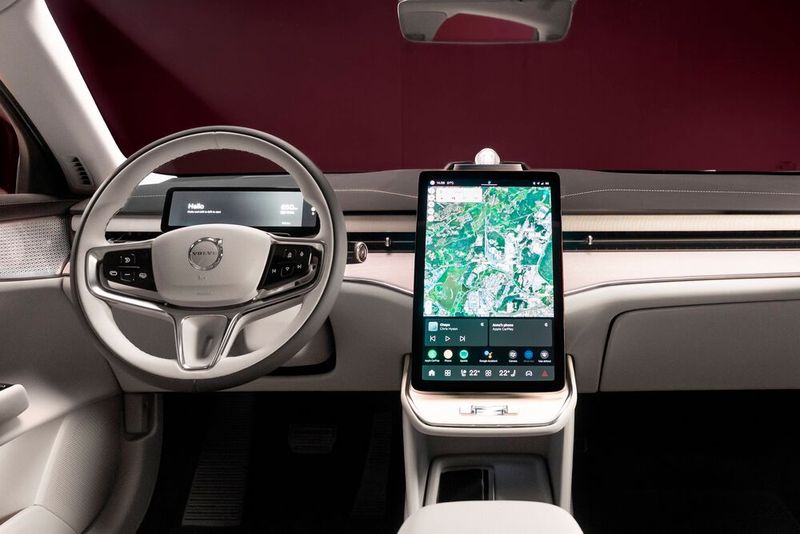 Das Cockpit ist clean mit wenigen Schaltern. (Bild: Volvo)