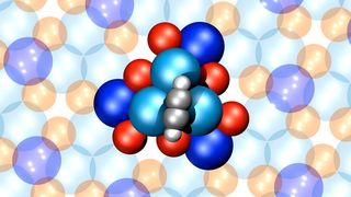 Ein Motor, der nur aus 16 Atomen besteht: Atomares Strukturmodel eine einzelnen 4-atomigen Acetylen-Rotors (grau-weisse Kugeln) auf der chiral (d.h. händischen) PdGa Oberfläche (blaue Kugel = Palladium, rote Kugeln = Gallium).

 (Empa)