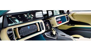 Das Konzeptfahrzeug „Ʃtos“ von Rinspeed ist mit einem versenkbaren Lenkrad von ZF TRW ausgestattet. Während einer automatisierten Fahrt könnte der Fahrer das Lenkrad einfach ins Armaturenbrett einklappen und sich so Raum für andere Aktivitäten verschaffen. (Bild: ZF TRW und Rinspeed)