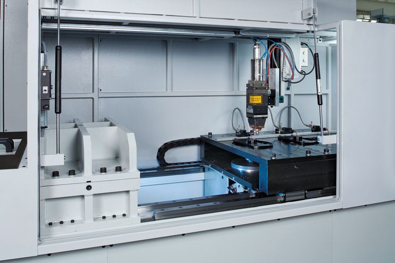 Bild 2: Arbeitsraum der Laserschweißmaschine ELC 160 für das Schweißen von Getrieberädern. An bis zu drei Stationen wird das Zahnrad erwärmt, gefügt und lasergeschweißt. (Bild: Emag)