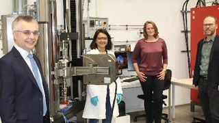 Joint research on high-temperature electrolysis at the Ceramic Materials Engineering research group: Prof. Dr. Stefan Schafföner; Ilaria Bombarda M.Sc.; Dr. Carolin Sitzmann; and Dr. rer. nat. Nico Langhof (from left to right). (UBT / Christian Wißler)