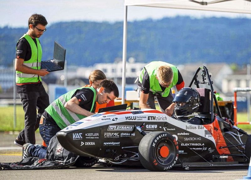 Der Bolide beschleunigte auf dem Innovationspark in Dübendorf, direkt vor ihrer Werkstatt, in nur 0,956 s von 0 auf 100 km/h.  (Bild: Alessandro Della Bella / ETH Zürich)