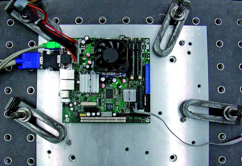 Bild 3: Um eine Industrieumgebung zu simulieren, werden die Boards auf dem sogenannten Shaker auf ihr Verhalten bei Schwingungen und Schock geprüft. Bild: Fujitsu Technology Solutions (Archiv: Vogel Business Media)