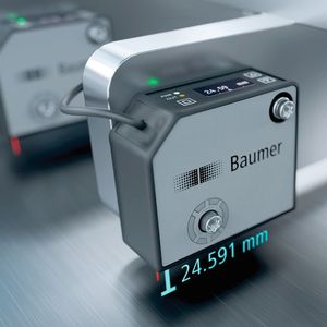 Dank eines besonders feinen Linienstrahls messen die OM Laser-Distanzsensoren sehr zuverlässig und wiederholgenau. Somit können auch auf anspruchsvollen Oberflächen stabile und präzise Messergebnisse erzielt werden. Dies ist zum Beispiel bei der Inspektion eines Batteriegehäuses für Elektrofahrzeuge entscheidend.(Bild:  Baumer)