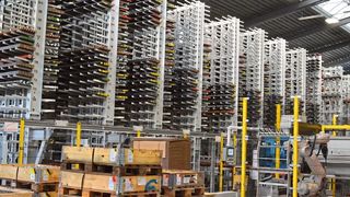 Ein vollautomatisches Kragarmlager vom Typ Kasto Center Varioplus 4 sorgt seit Kurzem bei Weser Stahl für einen effizienten und ergonomischen Materialfluss. (Bild: Kasto)