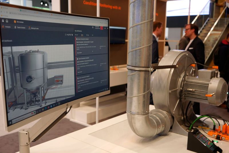 Sensordaten können am Industrie-PC auch mit Moneo ausgelesen werden. Mithilfe des Systems können die Sensoren sogar neu konfiguriert werden. Ifm setzt dabei auf ein Benutzer-Lizenzmanagement. Die Kunden können selbst bestimmen, ob sie eine Schnittstelle zu SAP oder anderen Systemen oder die Unterstützung von KI benötigen. Der Preis skaliert dabei mit den Informationspunkten des Kunden.  (Bild: Sandro Kipar)