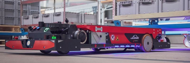 Mit dem C-Matic HP von Linde MH nebst Cloudplattorm Anyfleet wird der Warenumschlag smart und autonom. Der Roboter navigiere frei im Raum und weiche etwa Hindernissen aus. Die ersten Pilotprojekte sind laut Linde schon erfolgreich am Laufen. Flach konzipiert, kommt er leicht unter Palette und Trolley. Es mache ihm auch nichts aus, wenn die Last mal nicht exakt rechtwinklig zu ihm stehe. Mit dem C-Matic HP von Linde MH nebst Cloudplattorm Anyfleet wird der Warenumschlag smart und autonom. Der Roboter navigiere frei im Raum und weiche etwa Hindernissen aus. Die ersten Pilotprojekte sind laut Linde schon erfolgreich am Laufen. Flach konzipiert, kommt er leicht unter Palette und Trolley. Es mache ihm auch nichts aus, wenn die Last mal nicht exakt rechtwinklig zu ihm stehe.