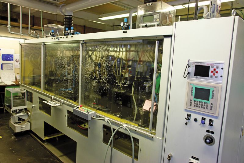 Bild 1: Mit einer neu angeschafften zentralen Anlage zur Schneidölfiltration werden bei Alligator jetzt vier Zerspanungsmaschinen für die Aluminiumverarbeitung parallel versorgt. (Bild: Tenncom)