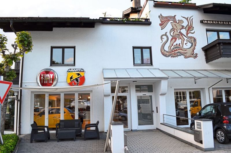 Autohaus-Fassade im Voralpenland. (Rehberg / »kfz-betrieb«)