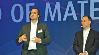 Tobias Zierhut (Mitte), Head of Product & Service Marketing bei Linde Material Handling, erklärt die Retrofit-Kits, mit denen auch bestehende Staplerflotten bis zu einem gewissen Grad „aufgemotzt“ werden können. (Bild: Maienschein)