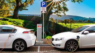 Brennstoffzelle oder Batterie: Beide Technologien stehen derzeit noch am Anfang ihrer Marktentwicklung. Gerade deshalb ist es laut den Jülicher-Forschern von zentraler Bedeutung, die Kosten der zukünftigen Infrastruktur frühzeitig abzuschätzen, um nicht in eine technologische Sackgasse zu geraten (gemeinfrei)