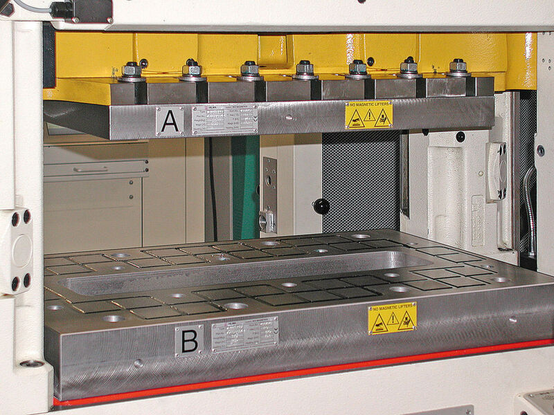 Magnet-Spannplatte mit 120 kN Spannkraft in Schnellstanzautomat. (Bild: Roemheld)