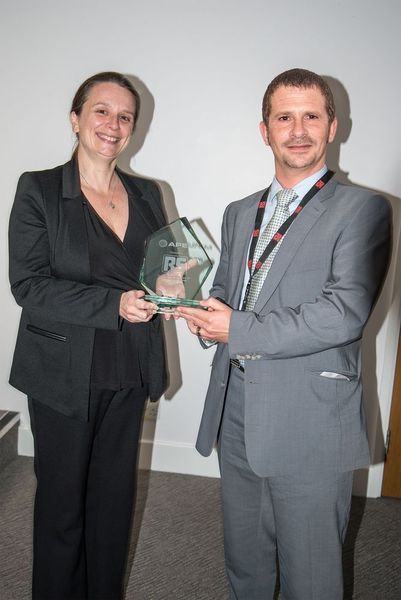 Joanne Bradbury, Global Product Group Manager (RS) empfängt den Award von Gregory Sachnine, President und CEO (APEM). (Bild: RS Components)