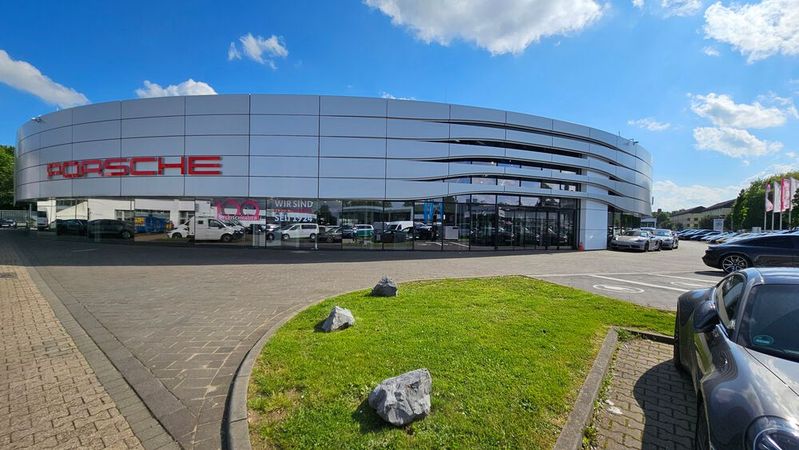 Die neue CI „Destination Porsche“: Die Fleischhauer-Gruppe eröffnete nach einer Umbauzeit von elf Monaten ihr Porsche-Zentrum in Aachen.(Bild:  Automobilhändlergruppe Fleischhauer-Franz)