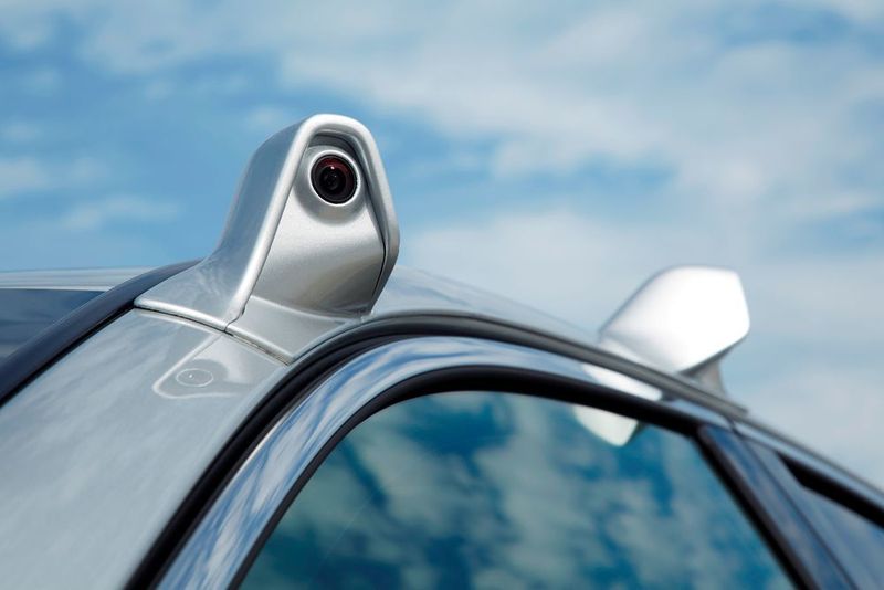 ... zwölf Kameras, neun Millimeterwellen-Radars und sechs Laserscanner. (Nissan)