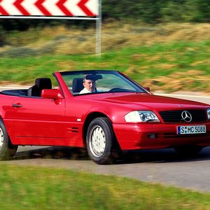 Wie echte Oldtimer wirken die eleganten Sportwagen trotz frischer H-Kennzeichen-Berechtigung bis heute nicht, hier nach der ersten großen Modellpflege ab 1995.(Bild:  Daimler)
