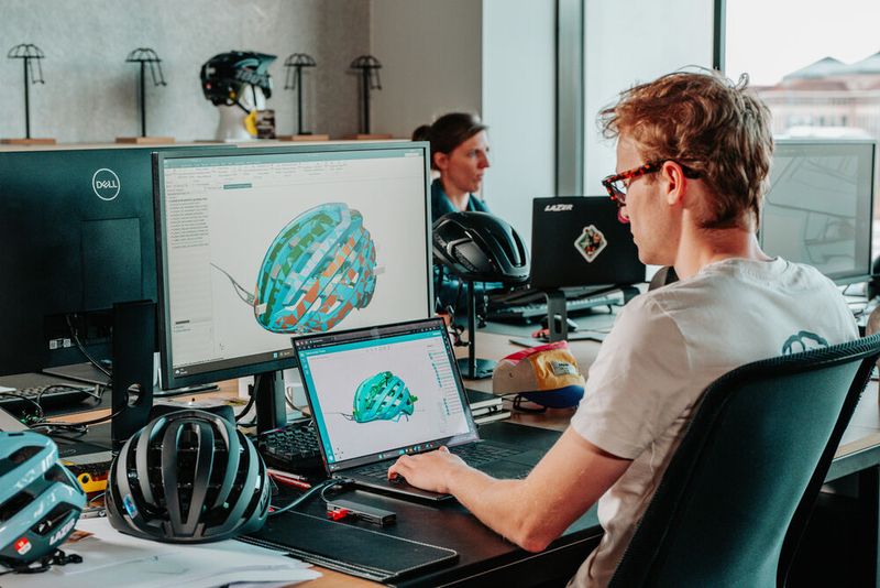 Die EPS-Schaumstoffblöcke der Kineticore-Technologie, die so genannten kontrollierten Knautschzonen, verformen sich beim Aufprall und absorbieren die Energie, die sonst das Gehirn des Radfahrers erreichen würde.  (Bild: Lazer Sport NV)