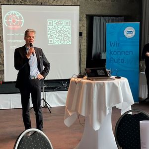 Obermeister Andreas Frank (r.) bedankte sich bei Bjoern Hering, der den Mitgliedern einen Einblick in das Handwerk eines Profi-Hackers bot. Selbst Premiumfahrzeuge lassen sich leicht von Kriminellen öffnen und somit entwenden.(Bild:  Doris S. Pfaff  - VCG)