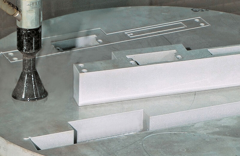 Auch mit einer kleinen Wasserstrahlschneidanlage sind Präzisionsschnitte an einer 50 mm dicken Aluminiumplatte möglich. (Knuth Werkzeugmaschinen)