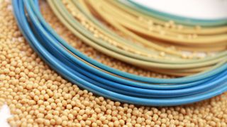 Der flammgeschützte Biokunststoff könnte zu Bauteilen für Elektrotechnik und Elektronik verarbeitet werden, beispielsweise mittels Spritzguss (Bio-Granulat) und additiver Fertigung (Bio-Filamente). (Bild: Manuela Lingnau –  Fraunhofer WKI )