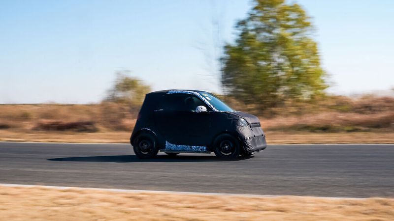 Erste Prototypen des #2 genannten Modells absolvieren Testfahrten im Tarnkleid. (Bild: Smart)