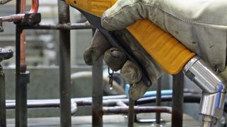 Der Multiflex-Schwenkanschluss an der Blaspistole hält den Luftschlauch stets in der idealen Position und gleicht Biegespannungen aus, was die Arbeit erleichtert. (Bild: Atlas Copco)