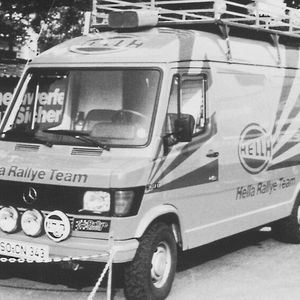 Seine Zusatzscheinwerfer vermarktete man zu den goldenen Zeiten des Motorsports selbstverständlich werbeträchtig im bzw. beim Renn- und Rallyeeinsatz. Gerade im Rallyesport, der oftmals auch bei Nacht ausgetragen wurde, waren Zusatzscheinwerfer ein unverzichtbares Zubehör. Hier stand Hella mit Bosch und anderen auch im Wettbewerb.(Bild:  Hella)