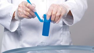 Die Schöpfdose Dispo Dipper ermöglicht die Entnahme und den Transport der Probe in nur einem Gerät.  (Bürkle GmbH)