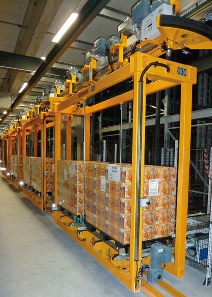 Platz 15: Leistungsfähige Elektrohängebahn transportiert zwei Paletten: Twin Shuttle nennt Eisenmann seine Hochleistungs-Elektrohängebahn (EHB) für zwei Paletten, die seit ihrer Markteinführung vor rund einem Jahr bereits zum dritten Mal verkauft wurde. Das Auftragsvolumen der Installation bei Belgiens größtem Einzelhändler umfasst eine EHB mit einer Länge von 1200 m sowie 22 Twin Shuttles und 71 Einzelfahrzeugen. Die flurfreie Fördertechnik ist rund um die Uhr im Einsatz und ausgelegt für bis zu 450 Ein- und Auslagerungen pro Stunde. Dabei wurde das Twin Shuttle von einer Nutzlast von bisher 1000 kg auf je 1500 kg pro Palette ausgerichtet. (Bild: Eisenmann)