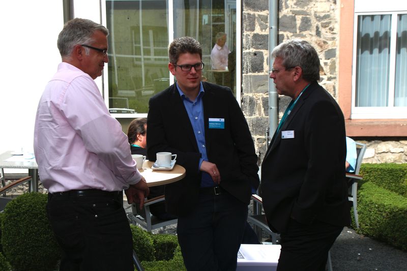 Roland Wolloner-Scharfe (Itancia) und Andreas Wehren (Ostertag)  im Gespräch mit C4B-Vertriebsleiter Dieter Neumann. (Bild: C4B)