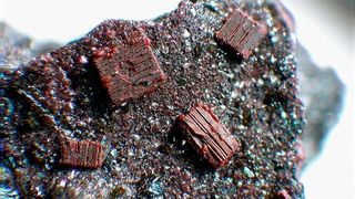 Das ist ein Fayalit-Kristall, wie es ihn auch bei uns gibt. Forscher aus Mittelfranken haben jetzt herausgefunden, dass der Schmuckstein beim Auffinden von Lagerstätten seltener Erden helfen kann. (F. Kruijen / Wikipedia / http://wannenknopfe.strahlen.org)