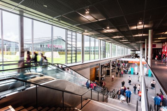 Auf den Make-to-Order Days 2026 in Stuttgart zeigt Spanflug, wie sich die Beschaffung auch unter veränderten Rahmenbedingungen sicher und planbar gestalten lässt.(Bild:  Landesmesse Stuttgart GmbH & Co. KG)