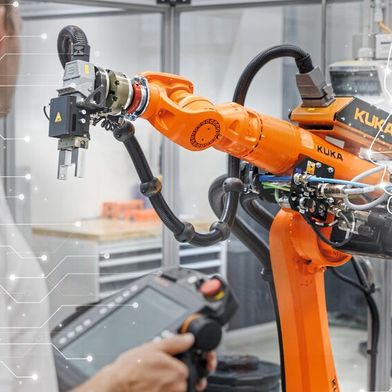 Roboter entwickeln sich von programmierbaren Maschinen zu intelligenten Kollaborateuren, die lernen, sich anpassen und sicher Seite an Seite mit Menschen arbeiten können. (Bild: Kuka)