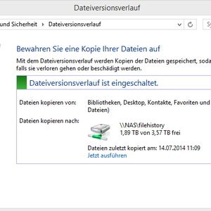Über „System und Sicherheit\Dateiversionsverlauf“ muss die Sicherung einmal eingerichtet werden. Nach der Einrichtung läuft diese vollkommen automatisch. Im Fenster lässt sich die Sicherung auch verwalten. In diesem Fenster werden auch Systemabbilder erstellt.(Bild:  Joos)