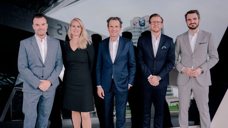 Bei der VDB-Mitgliedersammlung am 18. November 2024 wurde die Partnerschaft besiegelt: (v. l.) Stefan Schneck, Chief Sales Officer Autoscout 24, Astrid Steinhoff, Geschäftsführerin KFZ.WIGE und Geschäftsführerin VDB, Peter Reisacher, erster Vorstand VDB, Andreas Gebele, Director Strategic Accounts und Partnerships Autoscout 24, und Sebastian Dappa, Senior Manager Strategic Partnerships Autoscout 24 (Bild:  Autoscout 24)