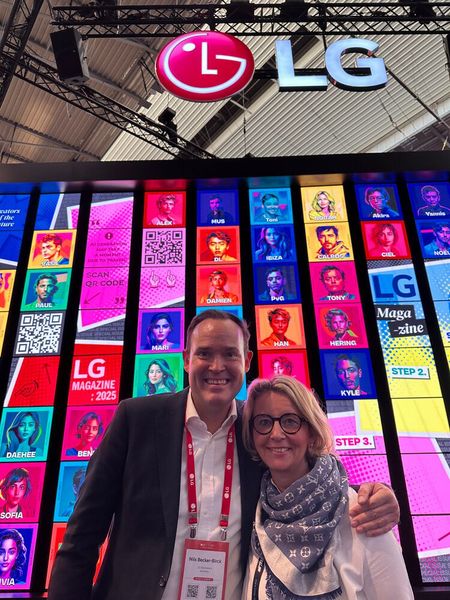 Bei LG ging es kunterbunt zu Nils Becker-Birck mit Stephanie Steen (IT-BUSINESS) (Bild: Vogel IT-Medien GmbH)
