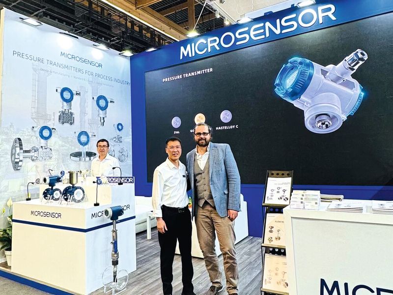 Michael Chen, Vice President Prozessautomatisierung bei Micro Sensor, präsentierte PROCESS-Redakteur Wolfgang Ernhofer den neuen Drucktransmitter der MDM7000 Serie. (Bild: Zhu Jiaqi – VCG)