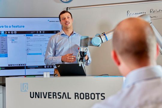 L’UR Academy a pour objectif d’initier ses clients à la robotique collaborative grâce à des formations en ligne ou sur site. L’UR Academy a pour objectif d’initier ses clients à la robotique collaborative grâce à des formations en ligne ou sur site.